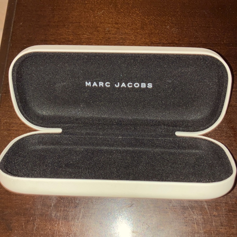 THE MARC JACOBS SUN GLASSES CASE with cloth